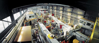 Vue de l'intérieur du hall de guide de neutrons de la source de spallation SINQ