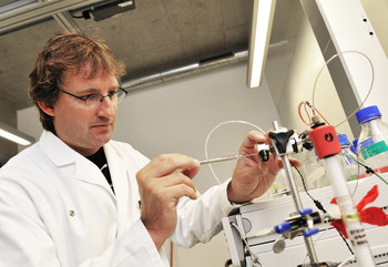 Michel Steinmetz, chercheur dans le domaine des protéines, dans le laboratoire de biologie de l'institut Paul Scherrer.