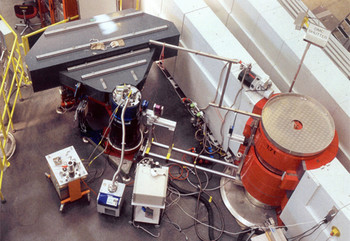 Fotografie des oben dargestellten Neutronenstreuexperiments