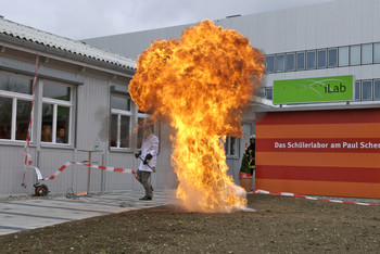 Feuer und Flamme für die Wissenschaft: Fritz Gassmann weiht das Schülerlabor mit einem spektakulären Experiment ein.