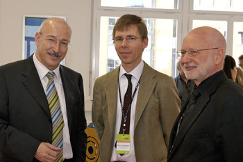 Regierungsrat Rainer Huber, Joël Mesot und Martin Jermann (künftiger und aktueller Direktor des PSI) diskutieren das PSI-Schülerlabor.