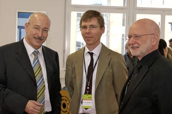 Regierungsrat Rainer Huber, Joël Mesot und Martin Jermann (künftiger und aktueller Direktor des PSI) diskutieren das PSI-Schülerlabor.