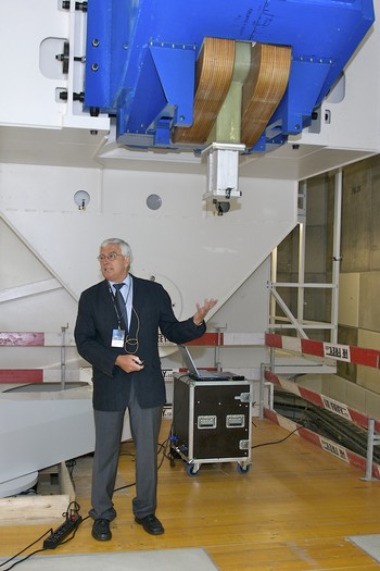 Eros Pedroni erläutert die Vorteile der Gantry 2, dem neuen PSI Gerät zur Krebsbehandlung durch Protonenstrahlen.