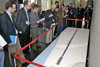 Albin Wrulich demonstriert die Funktionsweise des PSI Zukunftsprojekts XFEL am Model.