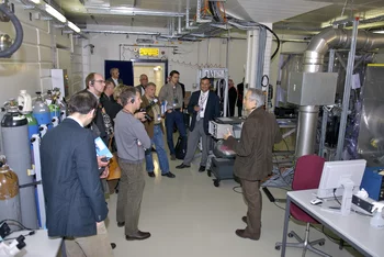 Marco Pedrozzi erklärt den Teststand des XFEL.