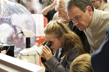Feinste Nähte beim Präzisionsschweissen werden mit dem Mikroskop überprüft.