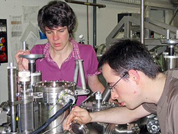 Teamwork: Meike Stöhr and Manfred Matena working on the ultrahigh vacuum system at the University of Basel. (Photo: University of Basel)