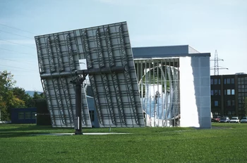 Der Solarofen des PSI kann die Strahlung der Sonne bis zu 5000-fach konzentrieren. Damit können Hochtemperatur-Solarreaktoren getestet werden.