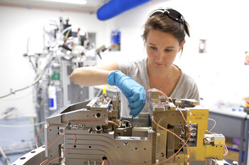 PSI-Forscherin Iris Schmid hantiert an der Messapparatur des Nanomikroskops NanoXAS