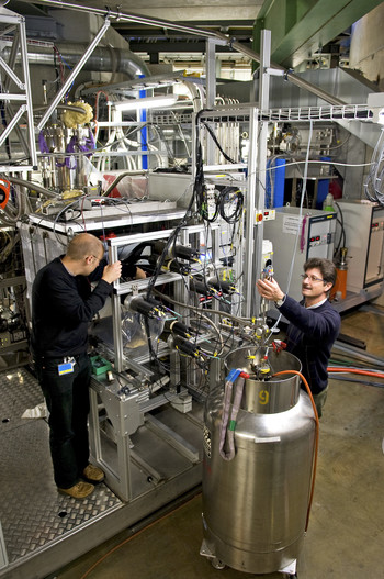 The English physicist Alan Drew and PSI researcher Elvezio Morenzoni at an experiment with slow muons.