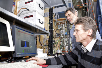 PSI-Forscher Josef Dommen (hinten) und Urs Baltensperger verfolgen die Partikelbildung online (PSI/F. Reiser)