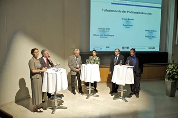 Ellinor von Kauffungen (Moderatorin), Michael Hölz (Deutsche Bank), Tony Kaiser (Alstom), Ursula Renold (Bundesamt für Berufsbildung und Technologie), Philipp Dietrich (CCEM), Philippe Méan (Alpiq) diskutieren das Thema der Tagung.