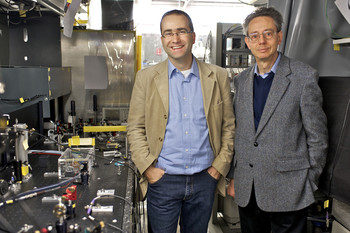 Les chercheurs de l'institut Paul Scherrer (PSI), Aldo Antognini (gauche) et Franz Kottmann se trouvent dans la chambre aux lasers. A cet endroit la lumière du laser est produite et transférée vers la zone d'expérimentation afin de mesurer le rayon du proton. (PSI/M. Fischer)