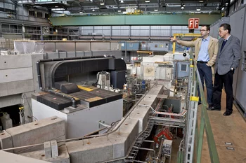 Antognini und Kottmann in der grossen Experimentierhalle des Paul Scherrer Instituts, in der das Experiment zum Protonenradius durchgeführt wurde. (PSI/M. Fischer)