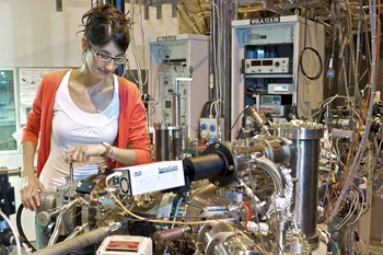 PhD student Elena Mengotti at the microscopy beamline at the Swiss Light Source SLS. Here the magnetic orientation of the nanomagnets can be made visible. (Source: PSI/M. Fischer)