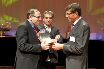 Philipp Dietrich vom PSI (links) erhält aus den Händen von Max Nötzli, Präsident von Auto-Schweiz und Watt-d'Or-Jurymitglied, die Siegertrophäe des Watt d'Or. In der Mitte Nick Hayek, Mitglied des Verwaltungsrates der Belenos Clean Power Holding AG. (Foto: F. Reiser/PSI)