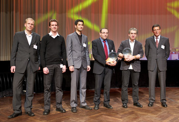 Verleihung des Watt d'Or 2011 – von links nach rechts: Uwe Hannesen (Belenos), Jérôme Bernard, 
Marcel Hofer, Philipp Dietrich (alle PSI), Nick Hayek (Belenos) und Max Nötzli, Präsident von Auto-Schweiz und Watt-d'Or-Jurymitglied (Foto: F. Reiser/PSI)