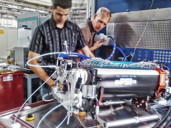 Marcel Hofer, PSI und Uwe Hannessen, Belenos testen das Brennstoffzellensystem.