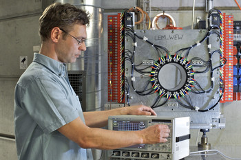 PSI-Forscher Thomas Prokscha neben dem Detektor, mit dem die Positronen nachgewiesen werden, die beim Myonen-Zerfall entstehen. (Foto: PSI/M. Fischer)
