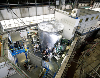 Der Zylinder ist die CLOUD-Kammer am CERN. Direkt davor das PSI-Team. Von rechts oben im Gegenuhrzeigersinn: Francesco Riccobono, Urs Baltensperger, Federico Bianchi, Arnaud Praplan. Quelle: CERN