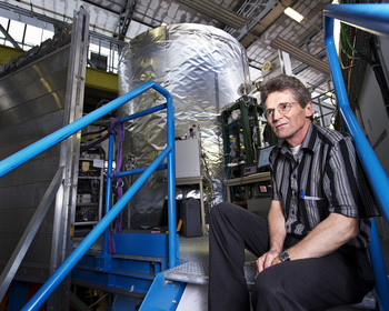 Urs Baltensperger, Leiter des Labors für Atmosphärenchemie am PSI, vor der CLOUD-Kammer am CERN. Quelle: CERN