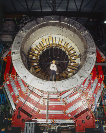 Experiment zum Bs-Mesonen-Zerfall: CMS-Detektor am CERN, an dem die Experimente zum Zerfall der Bs-Mesonen durchgeführt wurden, vor dem Einbau in den Beschleunigerring. Der zentrale Teil des Detektors ist am PSI entwickelt und gebaut worden. (Foto: H.R. Bramaz)