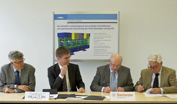 Hans-Heinrich Braun, chef de projet du SwissFEL, Joël Mesot, directeur de l'Institut Paul Scherrer, Peter Daetwyler, président du conseil d'administration et propriétaire de la société MDC Max Daetwyler AG (Bleienbach) et René Hartmann, Senior Managing Director de l'entreprise. (PSI/F. Reiser)