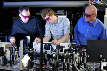 Ausrichten des fs-Lasers für das Experiment zur Magnetisierungsdynamik in FeRh (Strahllinie FEMTO an der SLS) (Paul Scherrer Institut/F. Reiser)
