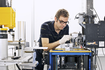 Le chercheur du PSI, Bernd Pinzer, prépare une expérience à la ligne d’expérimentation du TOMCAT au centre suisse de rayonnement synchrotron (SLS) (Photo: Institut Paul Scherrer/M. Fischer)