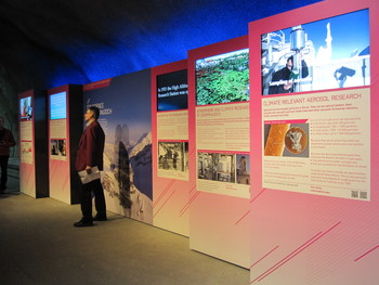 Die neu eröffnete Ausstellung auf dem Jungfraujoch mit dem PSI-Modul rechts im Bild. Bild: Uni Bern