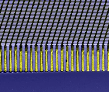 Das Absorptionsgitter besteht aus hochabsorbierendem Gold, das in eine aus Silizium gefertigte Form gefüllt wurde. (Elektronenmikroskopische Aufnahme)
