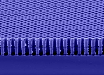 Querschnitt durch ein Phasengitter aus Silizium. Es besteht aus hochpräzise in einem Schachbrettmuster angeordneten zwei Mikrometer grossen Löchern