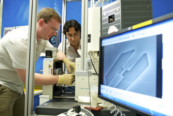 Martin Süess und Renato Minamisawa bereiten am Elektronenmikroskop eine Untersuchung der Nanodrähte vor. (Foto: Paul Scherrer Institut/F. Reiser, Copyright)
