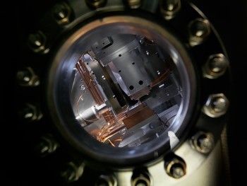 View of the monochromator on the Phoenix beamline at the SLS. Crystals are mounted onto the copper block, which filters radiation with a clearly defined wavelength from the x-ray source. (Foto: Scanderbeg Sauer Photography)