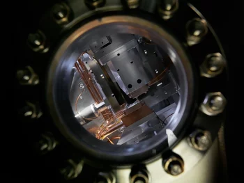 Blick in den Monochromator an der Phoenix-Strahllinie. Auf den Kupferblöcken sind Kristalle montiert, die aus dem Röntgenlicht Strahlung mit einem klar bestimmten Energiebereich herausfiltern. (Foto: Scanderbeg Sauer Photography)