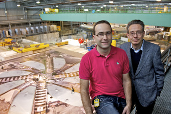 Aldo Antognini und Franz Kottmann in der grossen Experimentierhalle des PSI