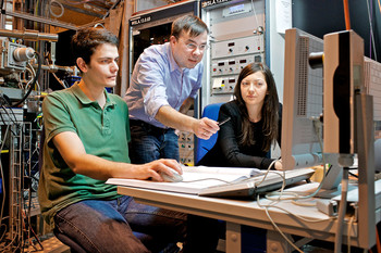 PSI-Scientist Armin Kleibert (Centre) discusses the results of the measurements with Ph.D. Students Alan Farhan and Ana Balan.  (Photo: PSI / Markus Fischer)