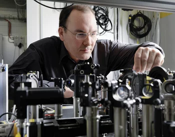 Christoph Hauri im Laserlabor am Paul Scherrer Institut (Foto: Scanderbeg Sauer Photography)