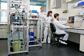 System for the solidification of the droplets to gel beads with the three scientists (from left to right) Manuel Pouchon, Maria Cabanes-Sempere and Cedric Cozzo. Source: Markus Fischer/Paul Scherrer Institute.