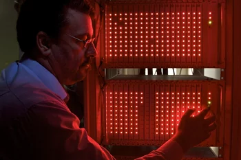 Die Spur von hundert Millionen Anti-Myonen pro Sekunde verfolgen die Forscher am PSI – diese riesige Datenmenge muss von zehn Computern gleichzeitig gemeistert werden. (Foto: Markus Fischer / PSI)