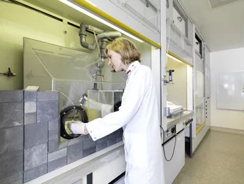 Les parois en barres de plomb protègent Cristina Müller des substances radioactives qu’elle manipule sous la hotte d’aération.(Photo: Scanderbeg Sauer Photography)