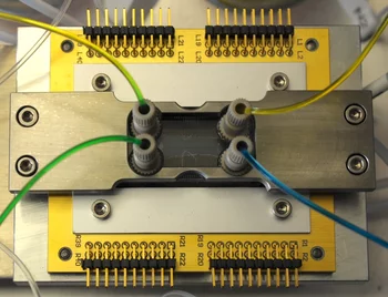 Modellsystem der mit Flüssigkeit gekühlten Chip-Technologie. Bild: IBM.