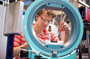 Simon Gerber, Erstautor der Veröffentlichung zu den Supraleitenden Eigenschaften von CeCoIn5, am 'Morpheus'-Instrument der Spallations-Neutronenquelle SINQ. (Foto: Paul Scherrer Institut/Markus Fischer)