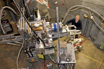 Le chercheur du PSI, Hubertus Luetkens, à l'instrument GPS, à la source de muons SμS. (Photo : Institut Paul Scherrer/Markus Fischer)