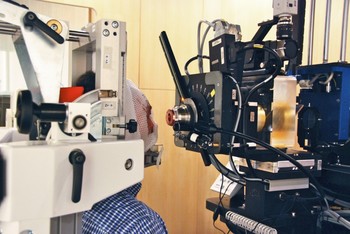 Un patient en train d'être traité pour une tumeur oculaire, à l'installation de protonthérapie OPTIS du PSI. (Photo : Institut Paul Scherrer)