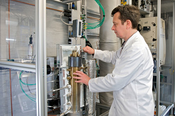 Erich De Boni, a technician at the Bioenergy and Catalysis Laboratory, was in charge of realising KONTI-C. Photo: Paul Scherrer Institute/Markus Fischer.