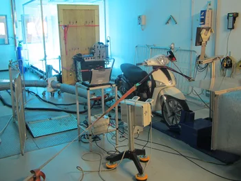 Un cyclomoteur à 2 temps, lors d'essais en laboratoire dans la chambre de simulation. Photo : Institut Paul Scherrer
