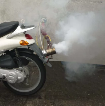Pollueurs : dans de nombreuses villes, les cyclomoteurs à 2 temps émettent la majeure partie des poussières fines et autres polluants atmosphériques, en dépit de leur nombre restreint. Photo : Institut Paul Scherrer