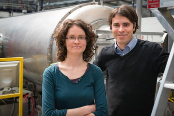 Renata Ünnep und Gergely Nagy at the SANS instrument at PSI’s neutron source SINQ. (Photo: Paul Scherrer Institut/ Mahir Dzambegovic)