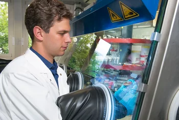 In his work, Patrick Lanz uses a glove box filled with argon to construct battery cells  in a controlled atmosphere. Photo: Paul Scherrer Institute/Mahir Dzambegovic.